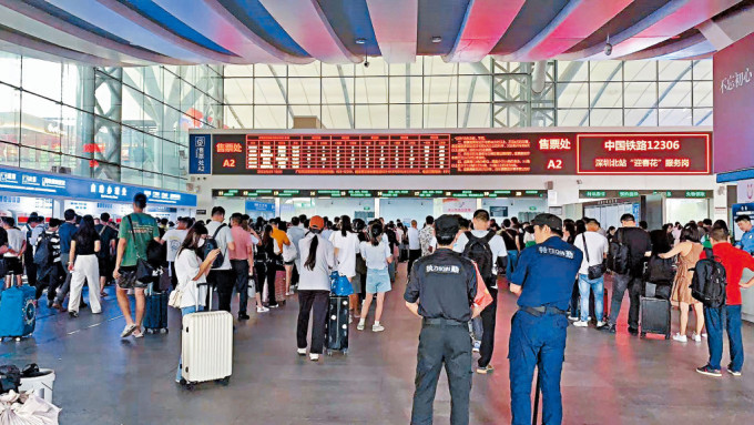 深圳火车站在台风影响下，大批市民滞留等消息。 