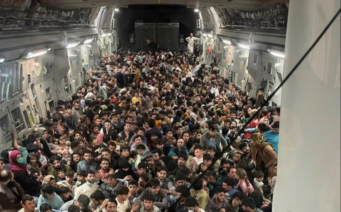 约640名难民塞爆C-17运输机的机舱。网图