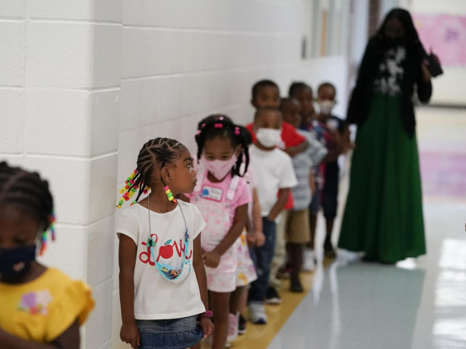 美国5州疑禁止学校实施口罩令，教育部正调查。AP图片
