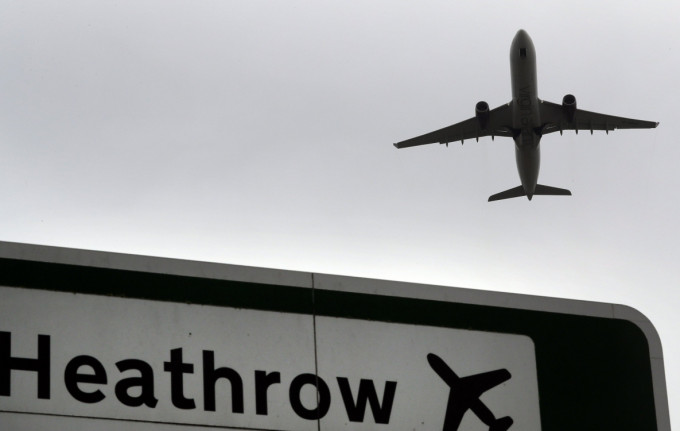 倫敦希思路機場將徵收「新冠稅」。AP資料圖片