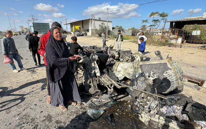以色列總理內坦尼亞胡揚言續推動進攻拉法的計畫。圖為拉法一架汽車遭以軍炸毀。路透社