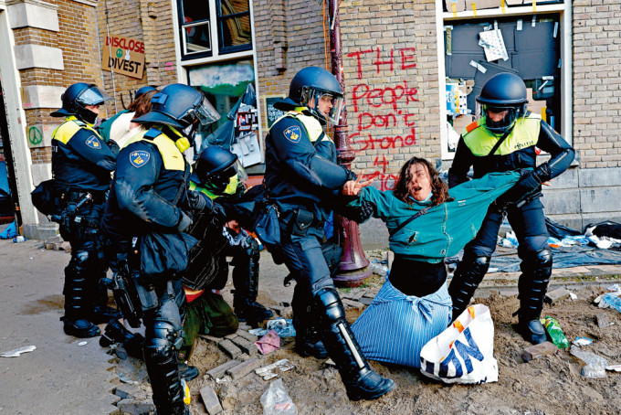 荷兰阿姆斯特丹大学外周三有警察拘捕一名示威者。