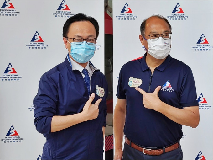公務員事務局局長聶德權（左）與體院主席林大輝（右）一同視察運動員及教練接種新冠疫苗的情況。政府圖片