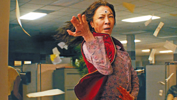 杨紫琼凭电影《奇异女侠玩救宇宙》夺最佳女主角。