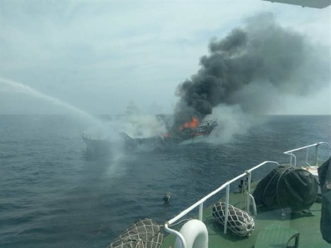 台灣花蓮今午有一艘賞鯨船突然起火，全數遊客順利逃生。