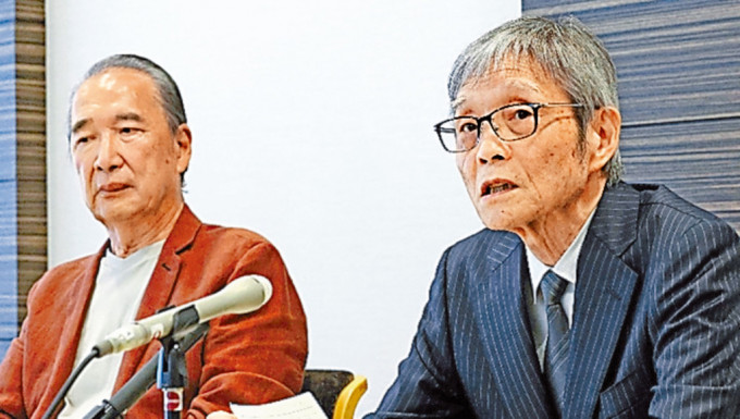78岁男演员服部吉次（右）与其同学松崎基泰（左）开记者会，公开70年前惨遭Johnny喜多川性侵的经历。