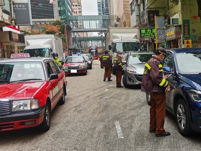 警方共發出1,135張交通違例事項定額罰款通知書。