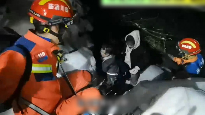 两名游客获救下山。