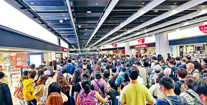 內地網友上傳的西九過關圖片可見，站內旅客大排長龍等待。