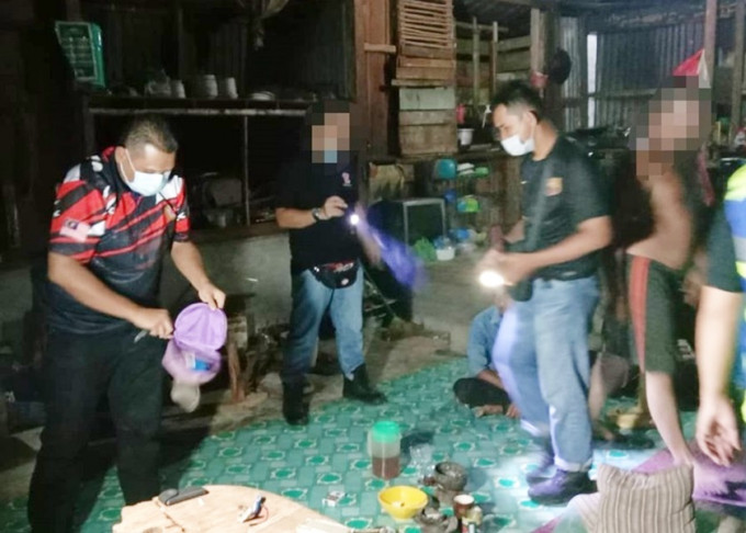 馬來西亞執法部門日前進行緝毒行動，有母親疑為保護兒子，一度持刀與執法人員對峙。網圖