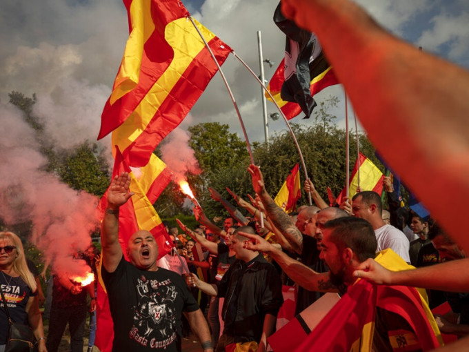 西班牙萬人上街反對加泰隆尼亞獨立。AP