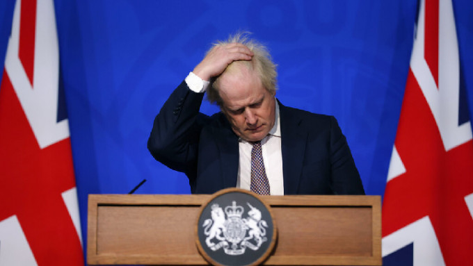 英国下议院虽然通过首相约翰逊提出的防疫限制新措施，但执政的保守党有近百名党员倒戈投反对票，令约翰逊的管治响起警号。（美联社）