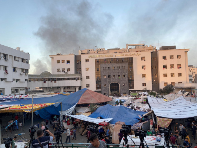以軍持續轟炸加沙，希法醫院四周冒出大量濃煙。路透社