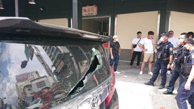 台南下午发生进香团冲突，有汽车挡风玻璃被打烂。网上图片