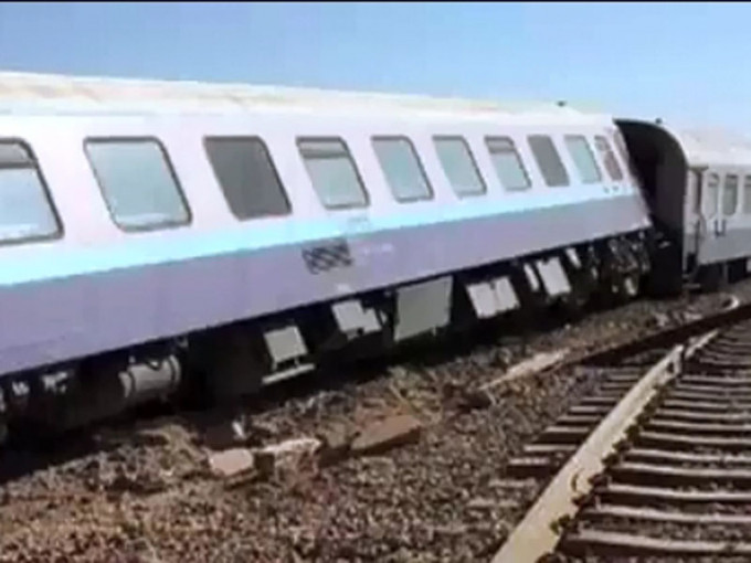 伊朗東南部一輛火車出軌，造成至少5人死亡。（網圖）