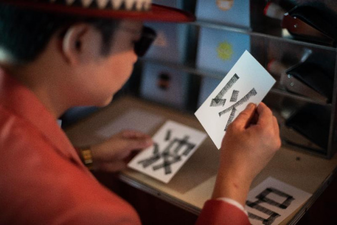 艺术祭期间，郭达麟将每日向展览地点寄出一张自制汉字明信片。政府新闻处图片