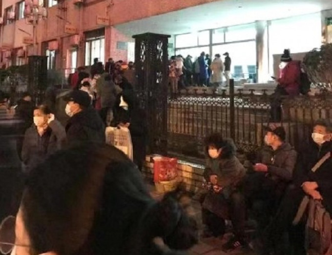 武汉市民排队就诊画面。网上图片