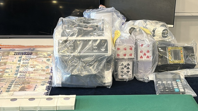警方檢獲大批證物。劉漢權攝