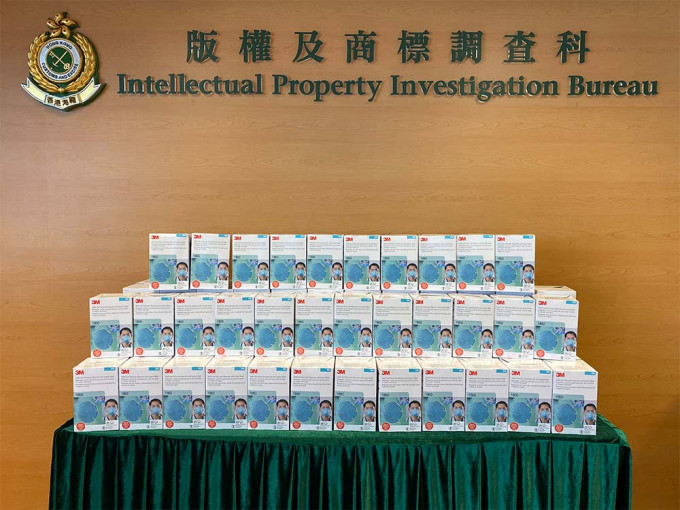 香港海關昨日破獲估計市值約300萬元口罩，拘捕一人。海關圖片