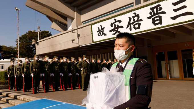 日本自衞队员周一在日本武道馆彩排安倍晋三国葬仪式，捧着假装载有安倍骨灰的箱子。路透