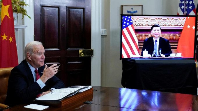 拜登在白宫战情室与习近平进行视象通话。AP