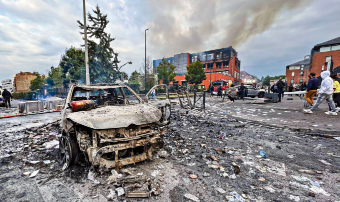 法国北部鲁贝市暴乱期间有一辆汽车被烧毁，附近的建筑物也被纵火损坏。