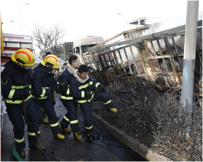 爆炸波及路边数十辆车。新华社