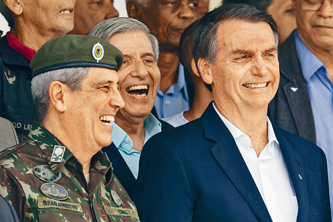 二〇一八年博索纳罗（右）与内托将军（左）出席活动。