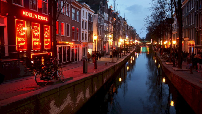 荷蘭首都阿姆斯特丹的紅燈區。 pixabay