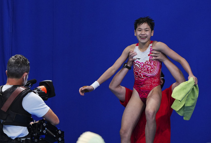 全红婵跳水改变命运的故事，成为网上热搜。新华社图片