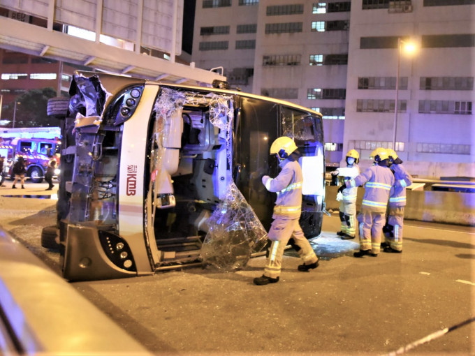 一輛九巴晚上在大圍成運路對開橋面翻側。