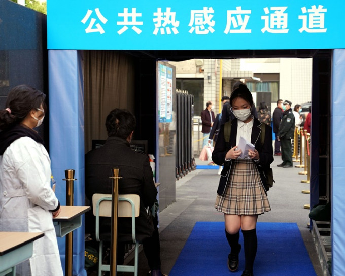 上海中學開學學生要檢測體溫入校。新華社