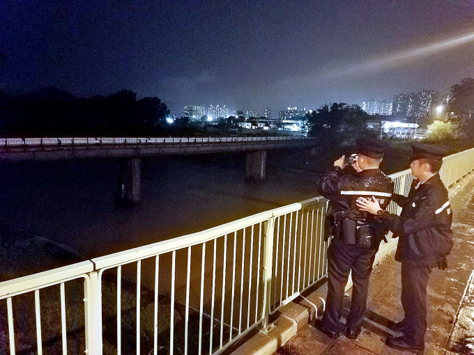 警方晚上到梧桐河了解水位情況。