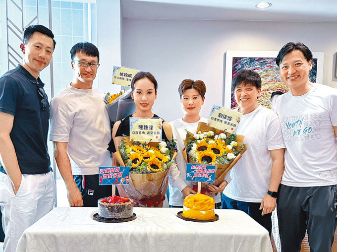 夺冠的七人榄球代表队成员姚锦成（左二）、武术铜牌得主陈穗津（左三）、银牌得主刘徐徐（右三）。