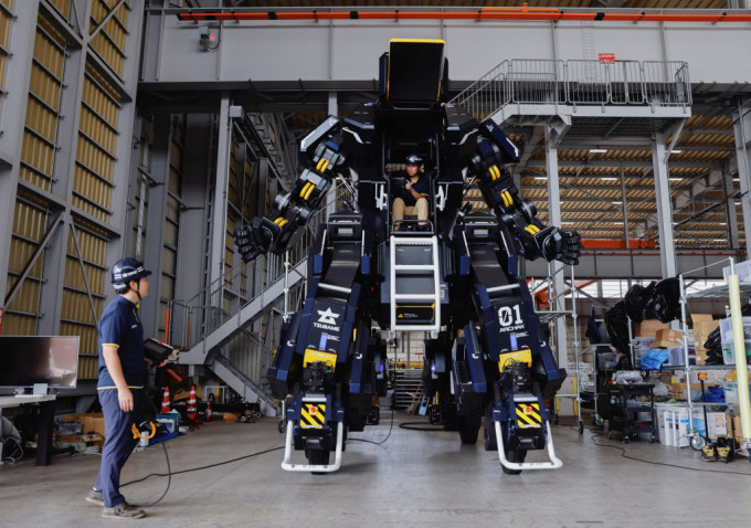 新款4輪機械人高4.5米，重達3.5公噸，外形酷似高達。路透社
