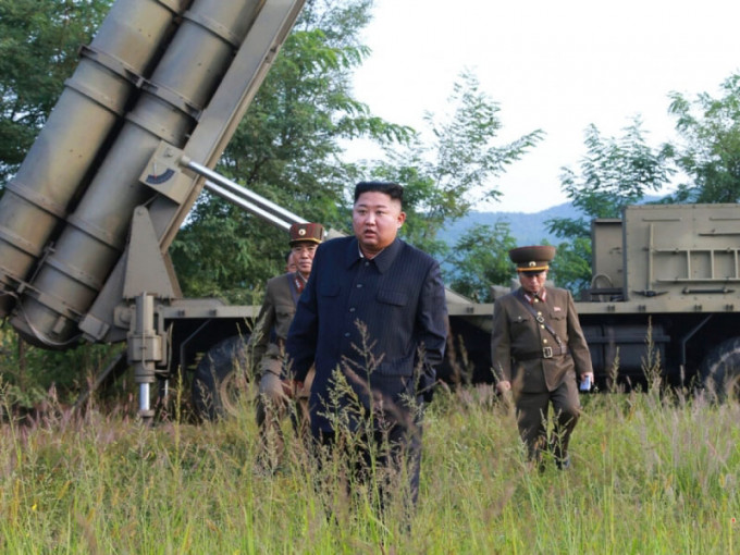朝中社：金正恩再指导超大型火箭炮试射。AP