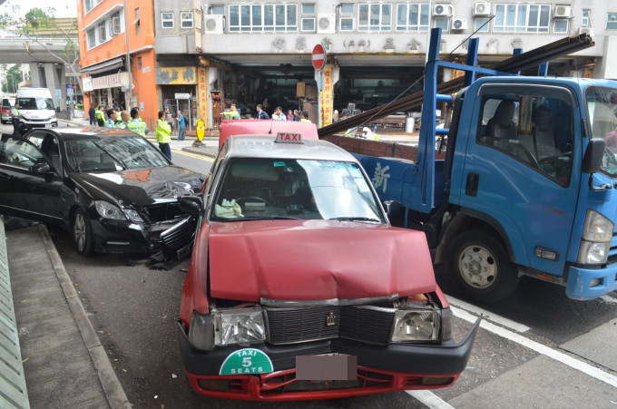 涉事的士、平治及货车。