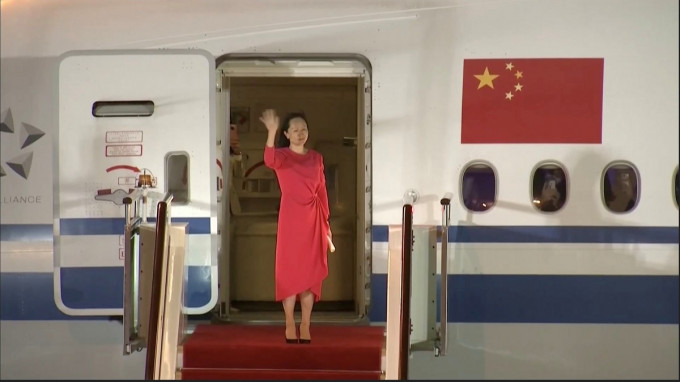 華為副董事長孟晚舟乘坐的包機晚上抵達深圳。央視截圖
