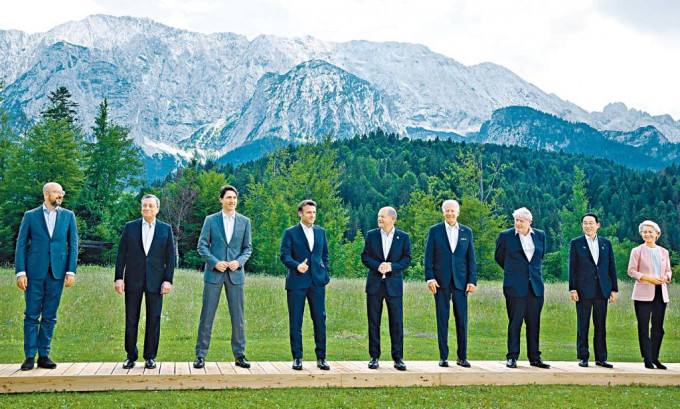 拜登、約翰遜與日相岸田文雄等G7及歐盟領袖，周日在德國埃爾茂城堡拍攝大合照。