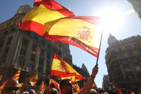 數十萬民眾聚集巴塞隆拿市中心，支持維持西班牙統一。新華社