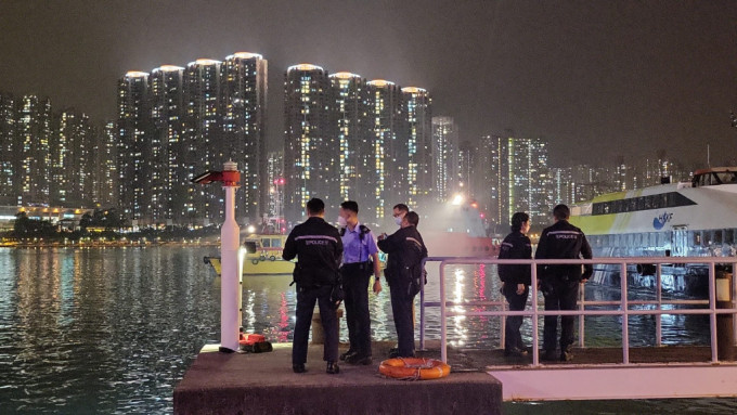 荃灣海濱老伯疑遇溺失蹤 水警消防全力搜索。