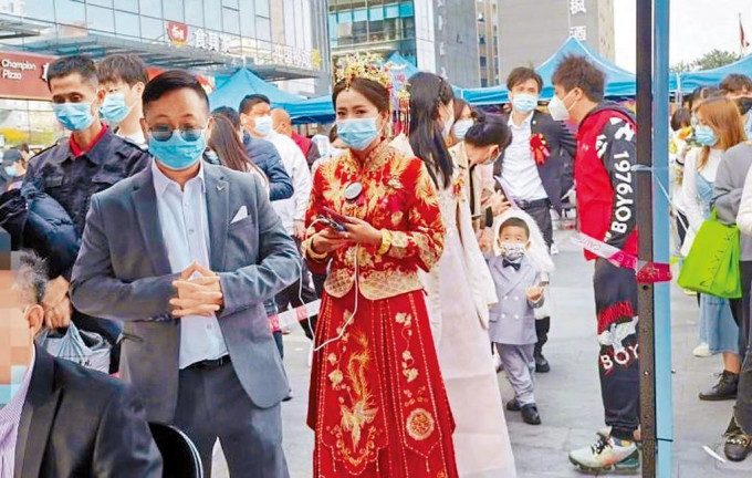 深圳龍崗一名新娘昨天排隊接受檢測。