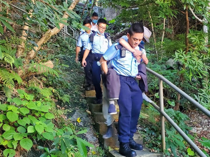 警察背89歲翁落山相片惹熱議 。FB圖片