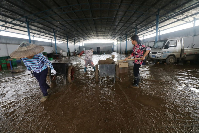 湖南洪水波及菜市场。新华社图片