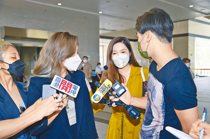 ■勝出官司的鍾舒漫(左二)被大批傳媒圍訪時，陳潔玲強行要求一齊受訪。