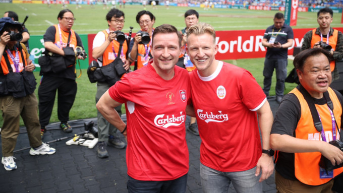 利物浦名宿古積特（右）及史米沙周六現身香港大球場欣賞香港國際七人欖球賽。 公關圖片