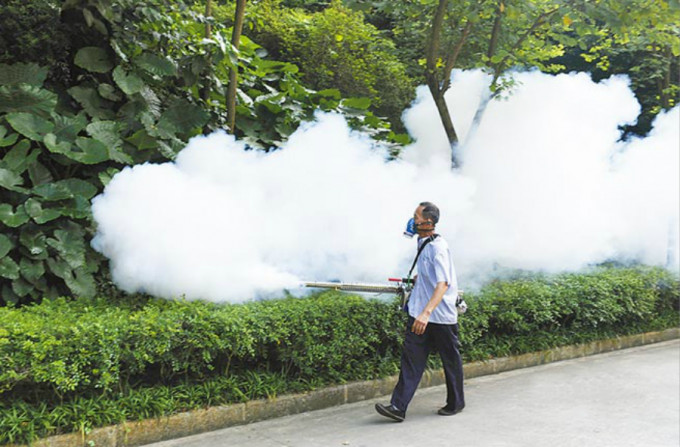 广州工作人员喷洒灭蚊药物。新华社图片