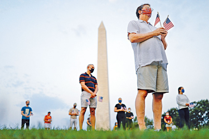 民众上周在华盛顿纪念碑附近，悼念逝世的新冠肺炎患者。