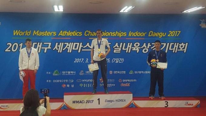 10项全能香港纪录保持者吴哲颖，则以1米83勇夺男子35岁至39岁组别跳高铜牌。Tony Chui‎／香港体育记者协会