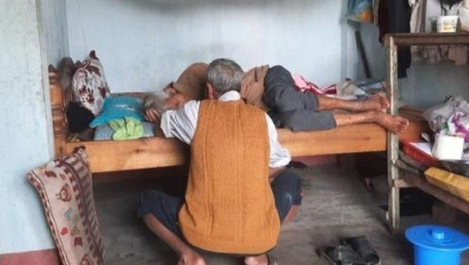 疑89岁妻与邻居有染，越南93岁夫乱棍打杀妻子后感极后悔。